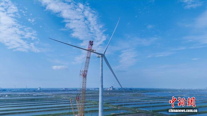 全球最大26兆瓦級海上風(fēng)電機(jī)組成功吊裝